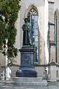 Vor der Wasserkirche steht das Denkmal des Reformators Huldrych Zwingli.