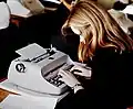 Um das Jahr 1975: eine Schülerin beim Schnellschreib-Training.