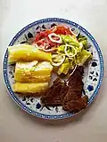 Ein Essen aus Venezuela, links mit Maniok