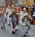 Die Narren der Oberndorfer Fasnet in Baden-Württemberg verschenken viele Brezeln.