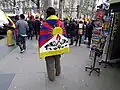 Hier in Paris demonstrieren Menschen dafür, dass Tibet unabhängig von China wird.