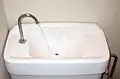 Auch Waschbecken und WC-Schüsseln sind aus glasierter Keramik.