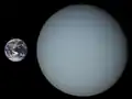 Ein Vergleich zwischen unserer Erde und dem Uranus. Die Erde ist deutlich kleiner.
