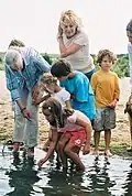 Jane Goodall, links auf dem Bild, erklärt amerikanischen Kindern etwas über die Natur.