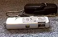 Ein alter Fotoapparat mit seinem Etui