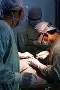 Ärzte bei einer Augenoperation