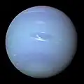 So hat die Raumsonde Voyager 2 den Neptun gesehen, als sie im Jahr 1989 daran vorbeigeflogen ist.