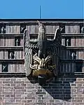 Eine Statue des Phoenix in Hamburg, an einem Krematorium