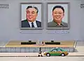 Riesige Bilder des Diktators Kim Il-sung und seines Sohnes Kim Jong-il in Nordkorea. So eine Verherrlichung nennt man Personenkult.
