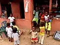 Angolanische Kinder in einem Dorf