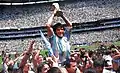Maradona im Jahr 1986 mit dem WM-Pokal
