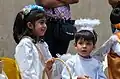 Kinder in der Stadt Antigua Guatemala am katholischen Feiertag Fronleichnam
