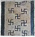 Hakenkreuze auf einem alten römischen Mosaik: Heute denken die meisten Menschen wohl an die National-sozialisten.