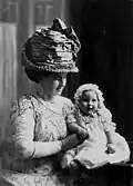 Um das Jahr 1900: Mutter und Baby sind wohl glücklich.