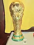 Das ist eine Kopie des goldenen Weltmeister-Pokals.