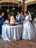 Ein Hochzeitspaar mit einer großen Torte.
