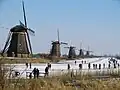 Die Windmühlen in einem strengen Winter, als der Fluss zugefroren war