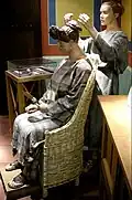 In einem Museum über die Alten Römer: Eine Sklavin kümmert sich um die Haare ihrer Herrin.