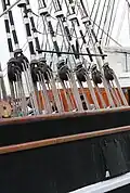 Auf Segelschiffen halten sie Masten und Segel. Hier nennt man sie Blocks.