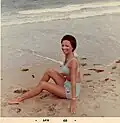 Eine Frau am Strand im Jahr 1968. Bikinis waren noch länger als heute und zeigten oft den Bauchnabel nicht.