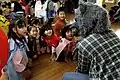 Ein Mann in einem Werwolf-Kostum in einer Schule in Japan.