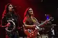 Kitty mit Gitarre und Daisy, von der Gruppe „Kitty, Daisy & Lewis“