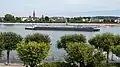 Am Rhein. Auf der anderen Seite liegt der Stadtteil Beuel.