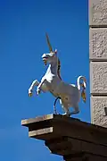 Ein Einhorn als Hauszeichen in Lüneburg, Niedersachsen: So konnte man früher schon die Einhorn-Apotheke von weitem erkennen.