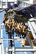 Ein Inverted Coaster: Die Beine hängen frei.