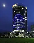 Der Post-Tower bei Nacht.