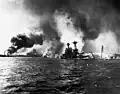 Japanische Bomben zerstören ein amerikanisches Schiff, im Jahr 1941 bei Hawaii.