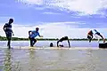 Badespaß an einem Süßwasser-See auf der Insel Fuvahmulah