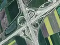 Bei einem Autobahnkreuz kreuzen sich zwei Autobahnen.