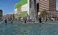 Im Brunnen „Hofpleinfontein“ feiern Fans, dass der Fußballverein Feyenoord Rotterdam gewonnen hat.