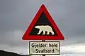 Dieses Schild warnt vor Eisbären, die es überall auf Spitzbergen gibt.