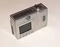Eine Canon Ixus aus dem Jahr 2000. Auf der Rückseite sieht man den noch kleinen Bildschirm.