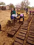 Ebenso macht man es in Ghana. Später werden daraus Häuser gebaut.