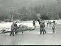In Alaska vor über 100 Jahren: Diese Männer waten mit ihren Vorräten durch den Dyea-Fluss.