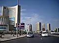 In Tripolis gibt es viele moderne Gebäude und Straßen.
