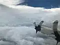 Ein Flugzeug fliegt durch das Auge eines Sturms.
