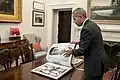 Präsident Barack Obama, wie er sich Fotos von Ali anschaut