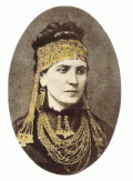 Schliemanns Frau trägt hier Schmuck aus dem „Schatz des Priamos“. Priamos war der König von Troja.