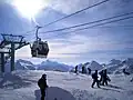 Mit einer Seilbahn kann man ein stückweit den Berg hochfahren. Dort kann man auch skifahren.