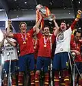 Die spanische Mannschaft beim Stemmen des Pokals 2012