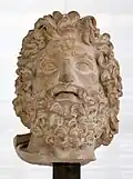 Der Kopf einer riesigen Statue, nach einem alten griechischen Vorbild