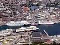 Im Kieler Hafen fahren viele große Schiffe.