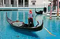 Ein Gondoliere mit seiner Gondel