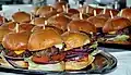 Solche Mini-Hamburger nennt man auch Sliders.