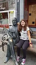 Die österreichische Spielerin Lucia Böck. Hier sitzt sie bei der Adolph-Sax-Statue in Dinant in Belgien.