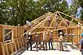 Zimmerleute bauen auch an Häusern.
